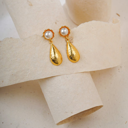 Simple pearl drop earrings gold