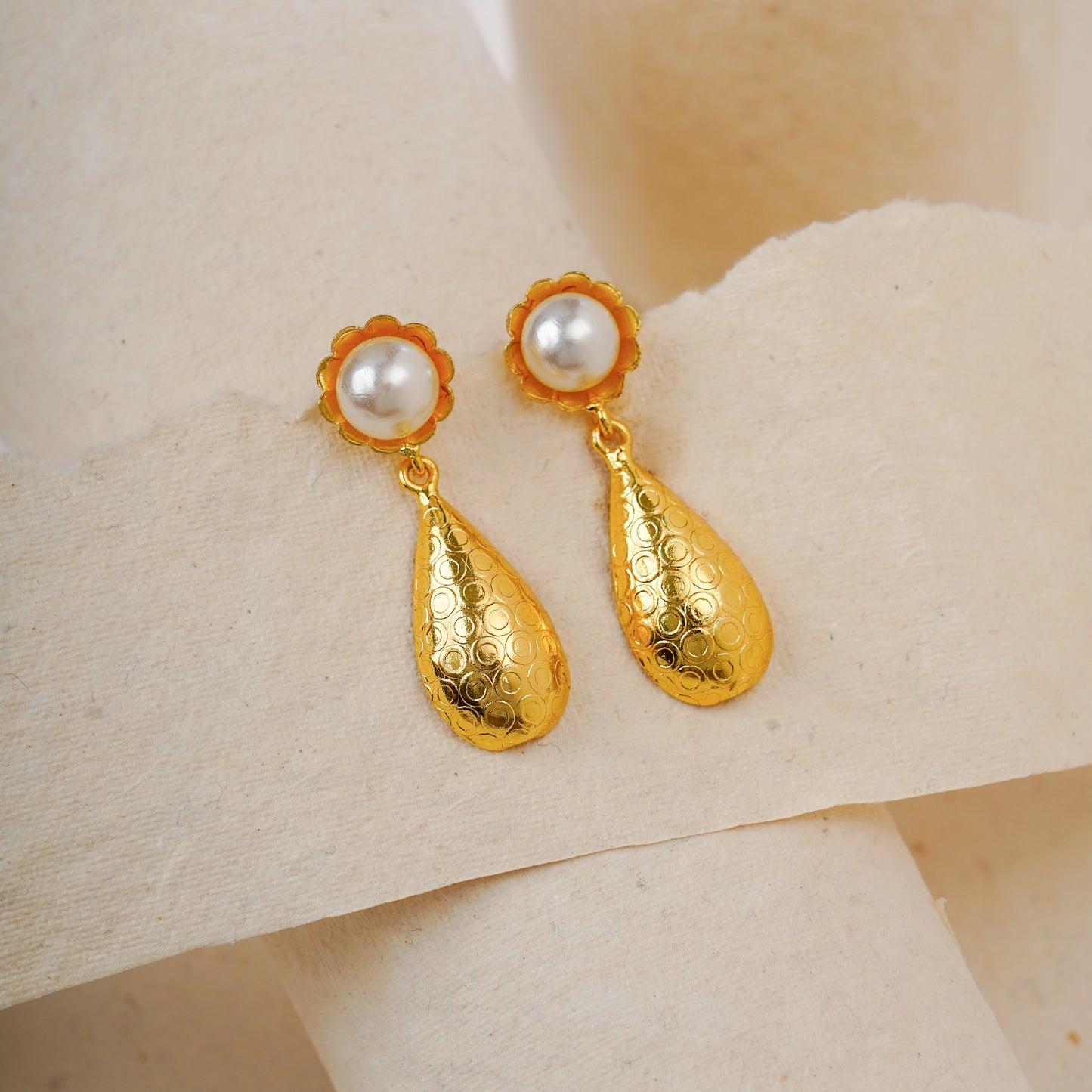 Simple pearl drop earrings gold